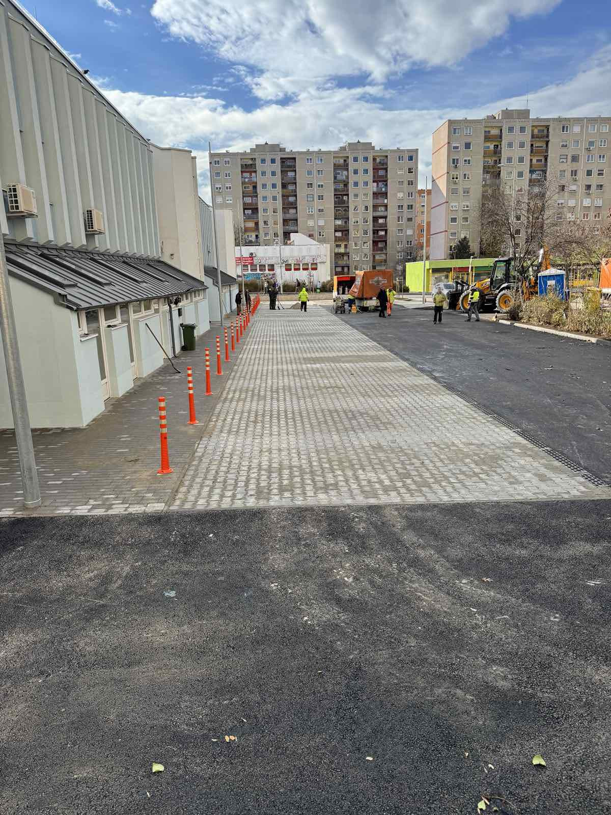 Budapest, forgalomterelő oszlopok Projekt Galéria 4
