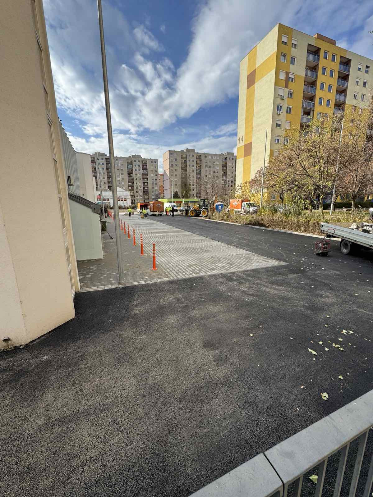 Budapest, forgalomterelő oszlopok Projekt Galéria 6