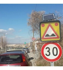 Napelemes figyelmeztető táblák – Biztonságos és energiatakarékos megoldások