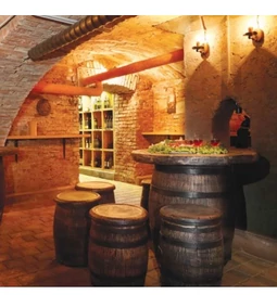 Fa hatású minőségi műanyag termékek: A kert és a borászat stílusos kiegészítői