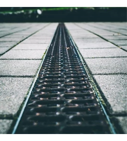 Kültéri víznyelők: Hogyan válasszuk ki a legjobbat az udvarunk vagy kertünk számára?