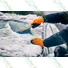 Kép 3/5 - Winter Grip munkavédelmi kesztyű, narancssárga színű, 8/M - hótakarítás közben - sunikft.hu