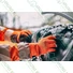 Kép 3/4 - Winter Grip munkavédelmi kesztyű, narancssárga színű, 8/M - hólánc felrakás közben - sunikft.hu