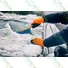 Kép 2/4 - Winter Grip munkavédelmi kesztyű, narancssárga színű, 10/XL - hótakarítás közben - sunikft.hu